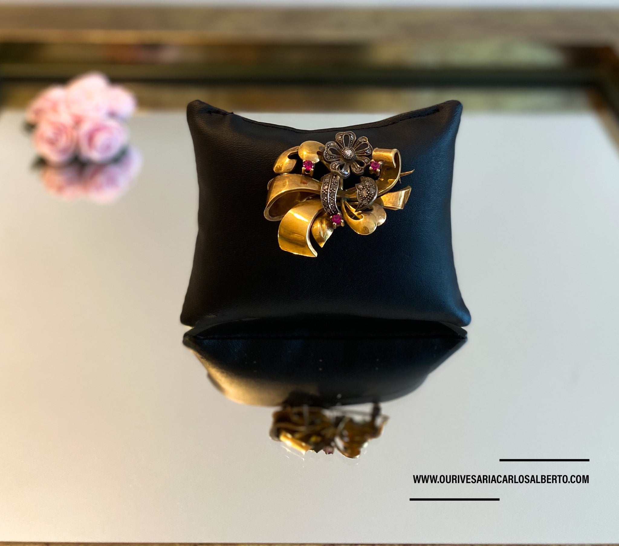 Alfinete de peito trabalhado em ouro com 3 pedras e 27 diamantes Ourivesaria Carlos Alberto