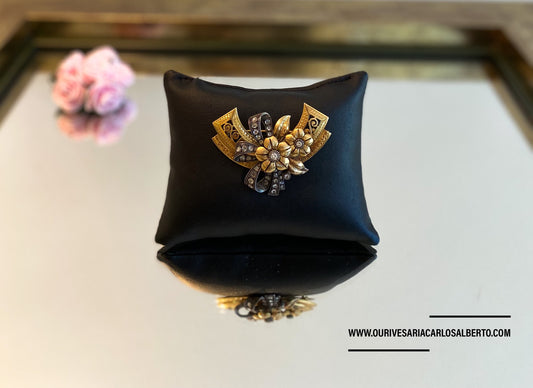 Alfinete de ouro e prata c/ flores Ourivesaria Carlos Alberto
