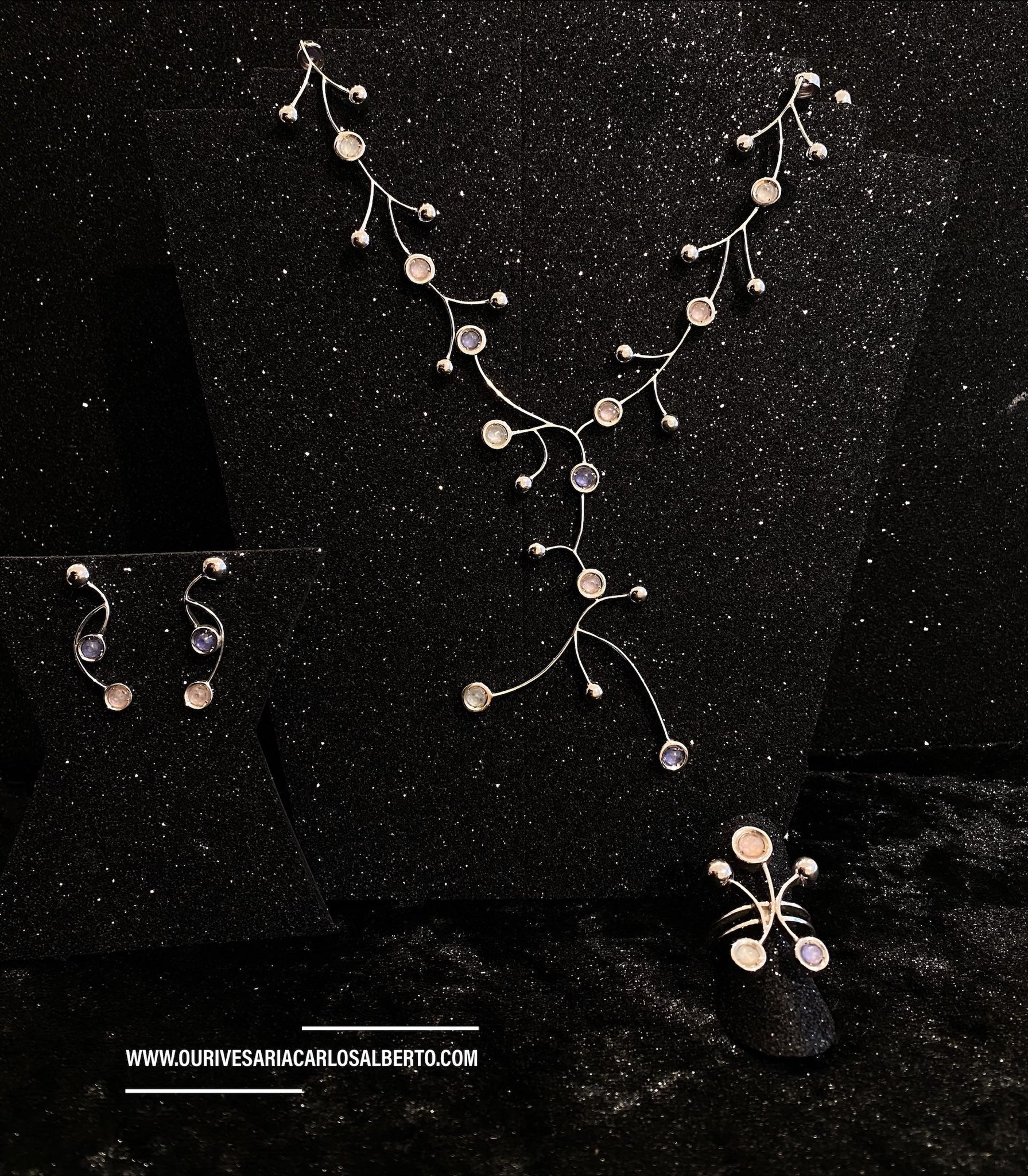 Conjunto em ouro branco com pedras e cor Ourivesaria Carlos Alberto