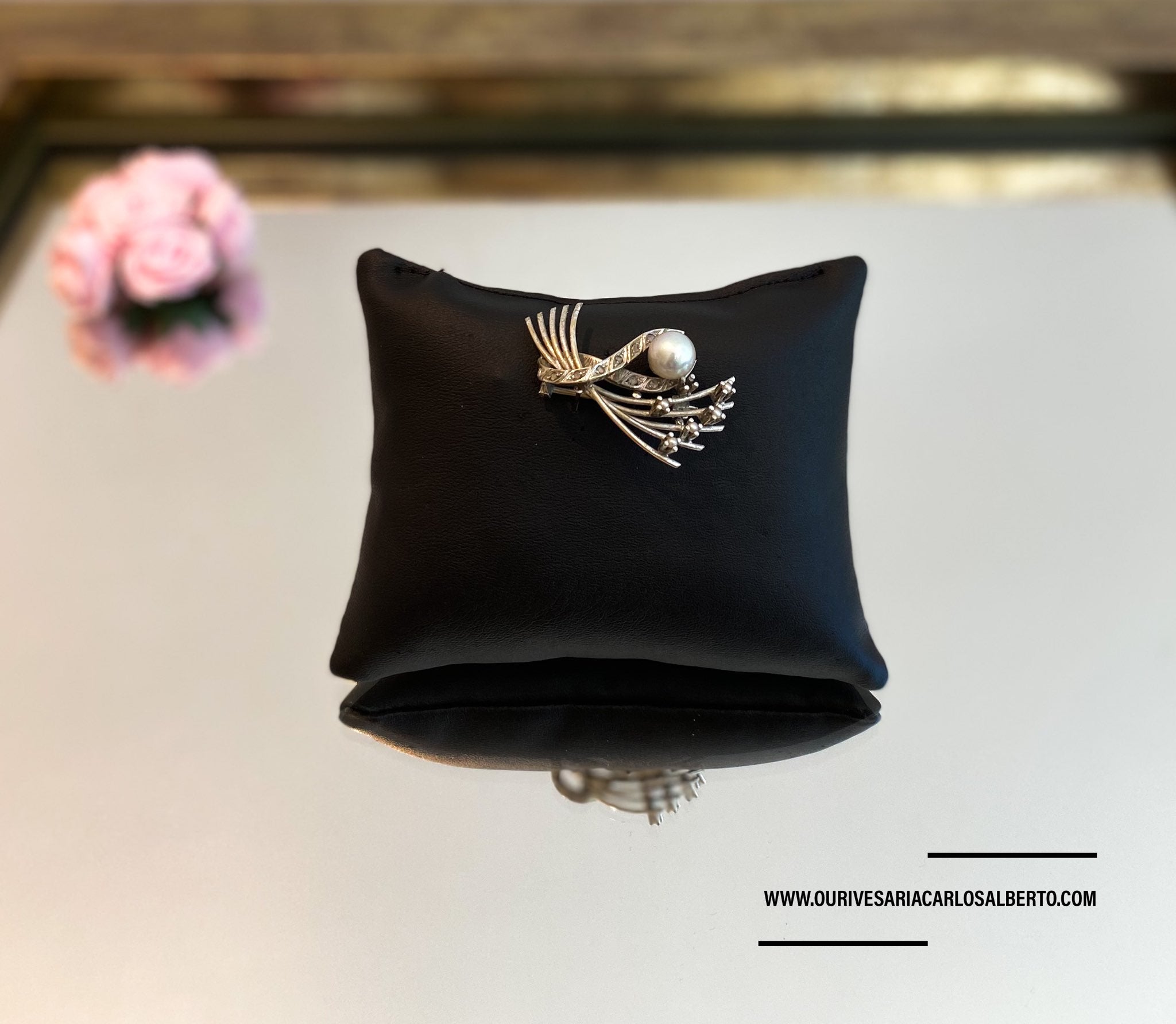 Alfinete em ouro branco com 7 pérolas e 9 Diamantes Ourivesaria Carlos Alberto