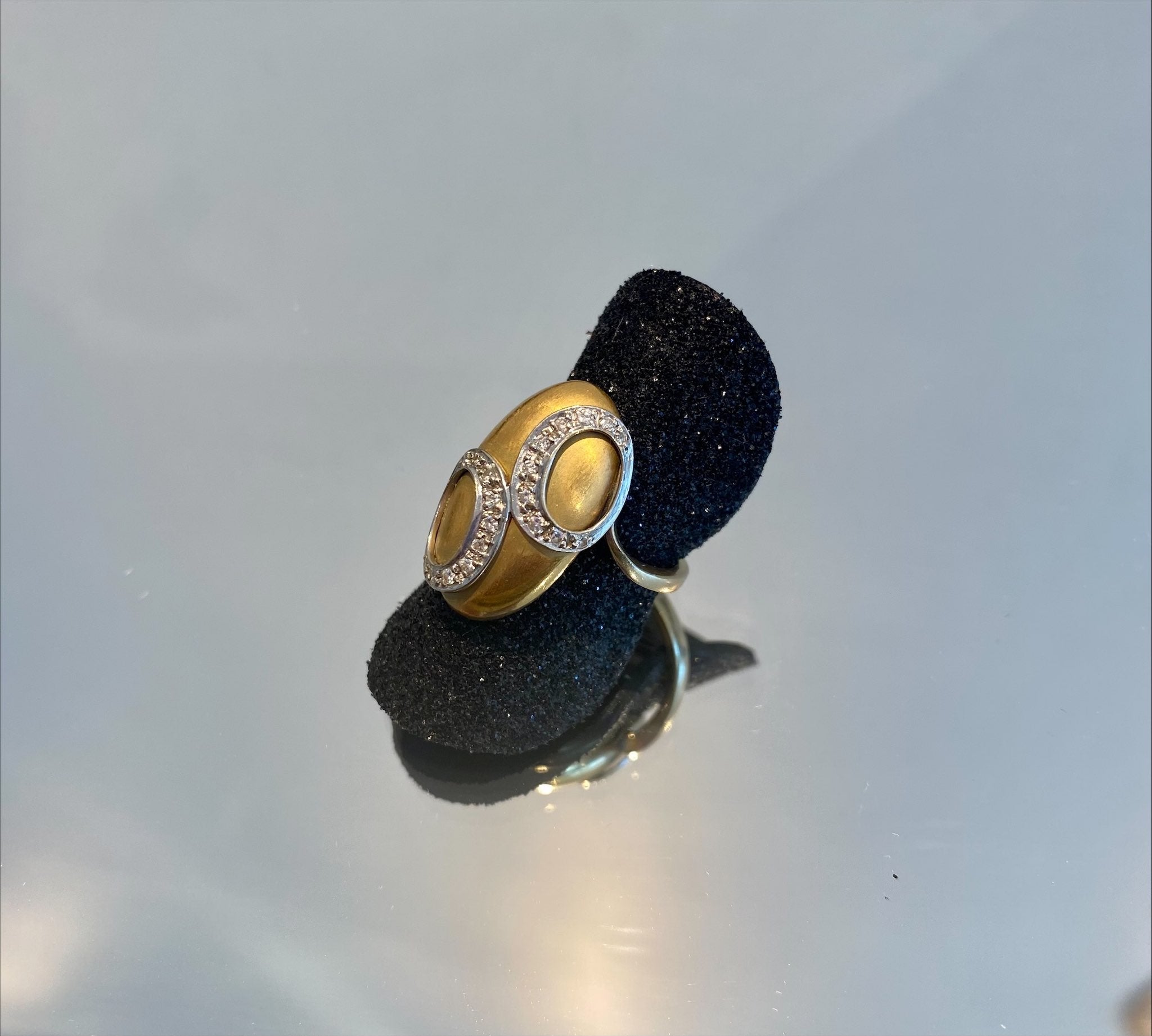 Anel em ouro baço e branco com diamantes Ourivesaria Carlos Alberto