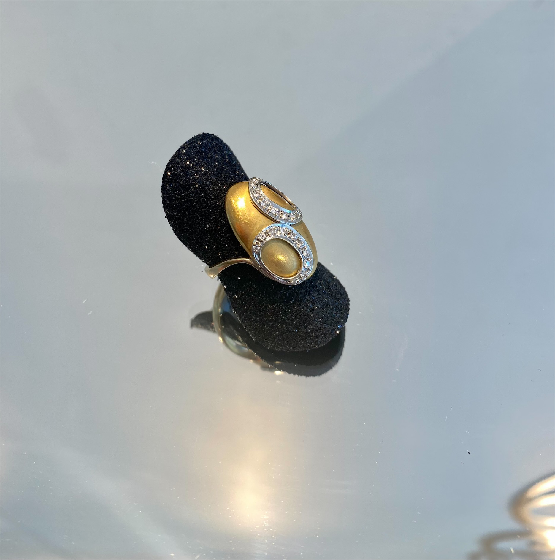 Anel em ouro baço e branco com diamantes Ourivesaria Carlos Alberto