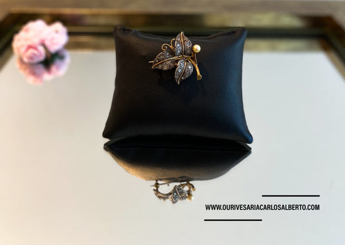 Alfinete em ouro e prata com uma pérola Ourivesaria Carlos Alberto