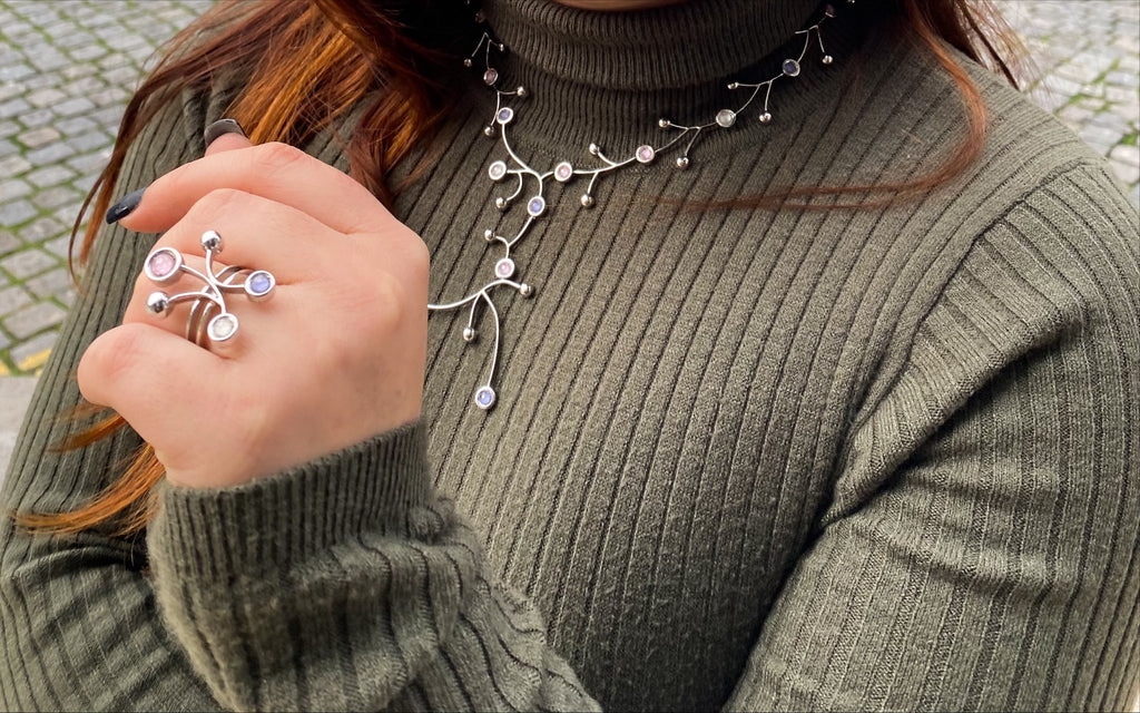 Conjunto em ouro branco com pedras e cor Ourivesaria Carlos Alberto