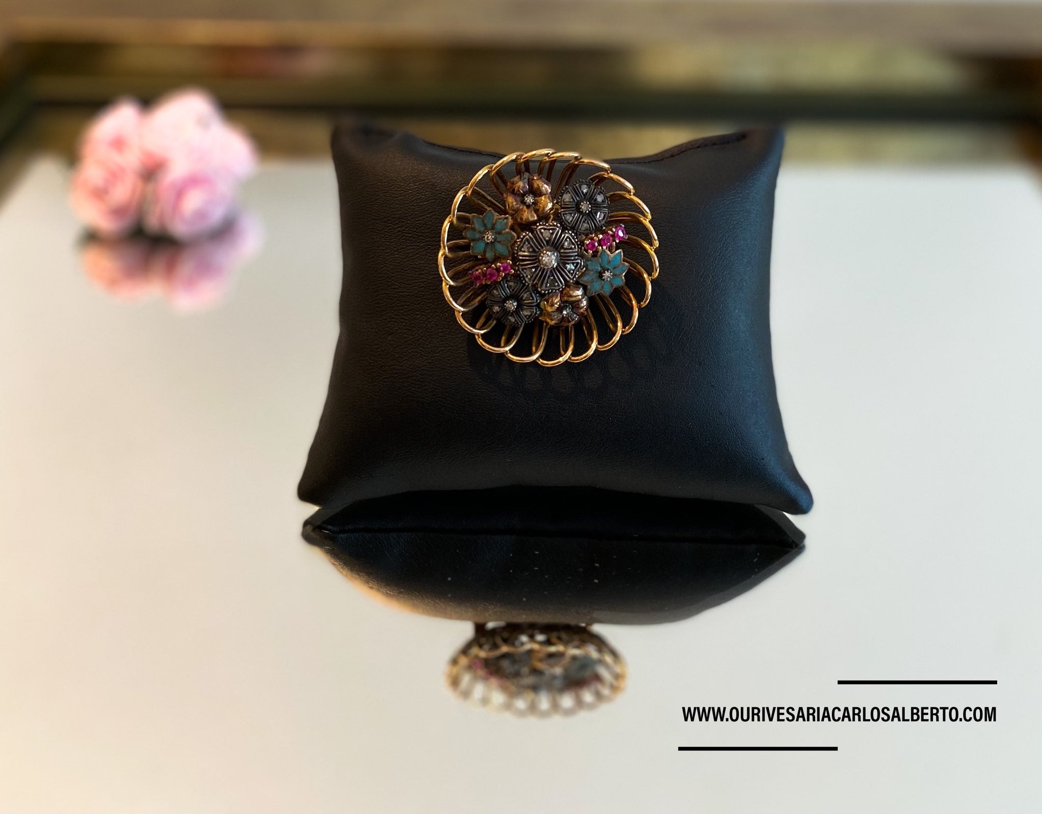 Alfinete trabalhado em ouro e prata com 25 diamantes e 6 pedras rosa Ourivesaria Carlos Alberto