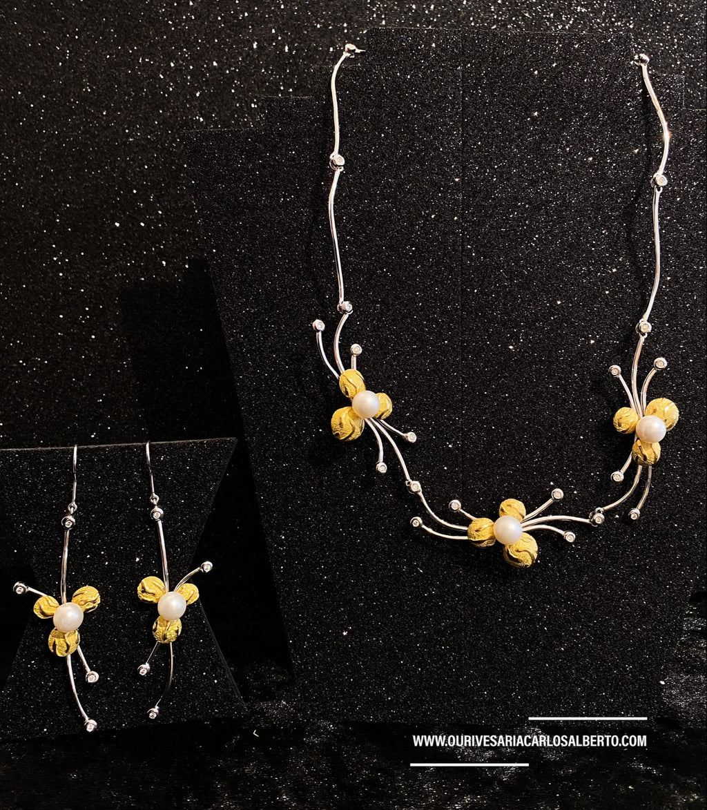 Conjunto em ouro branco com flores em ouro amarelo e pérolas com diamantes Ourivesaria Carlos Alberto
