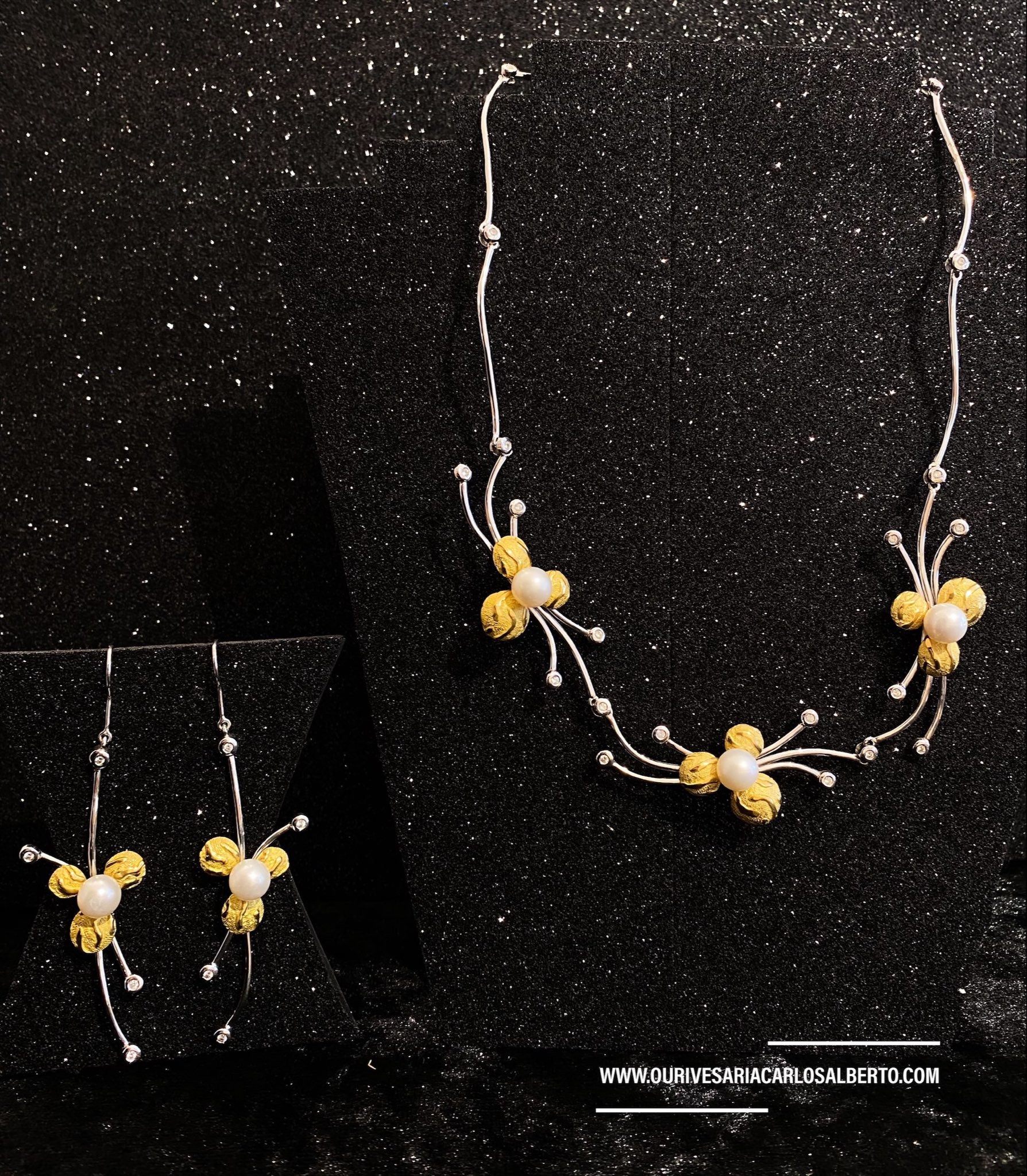Conjunto em ouro branco com flores em ouro amarelo e pérolas com diamantes Ourivesaria Carlos Alberto