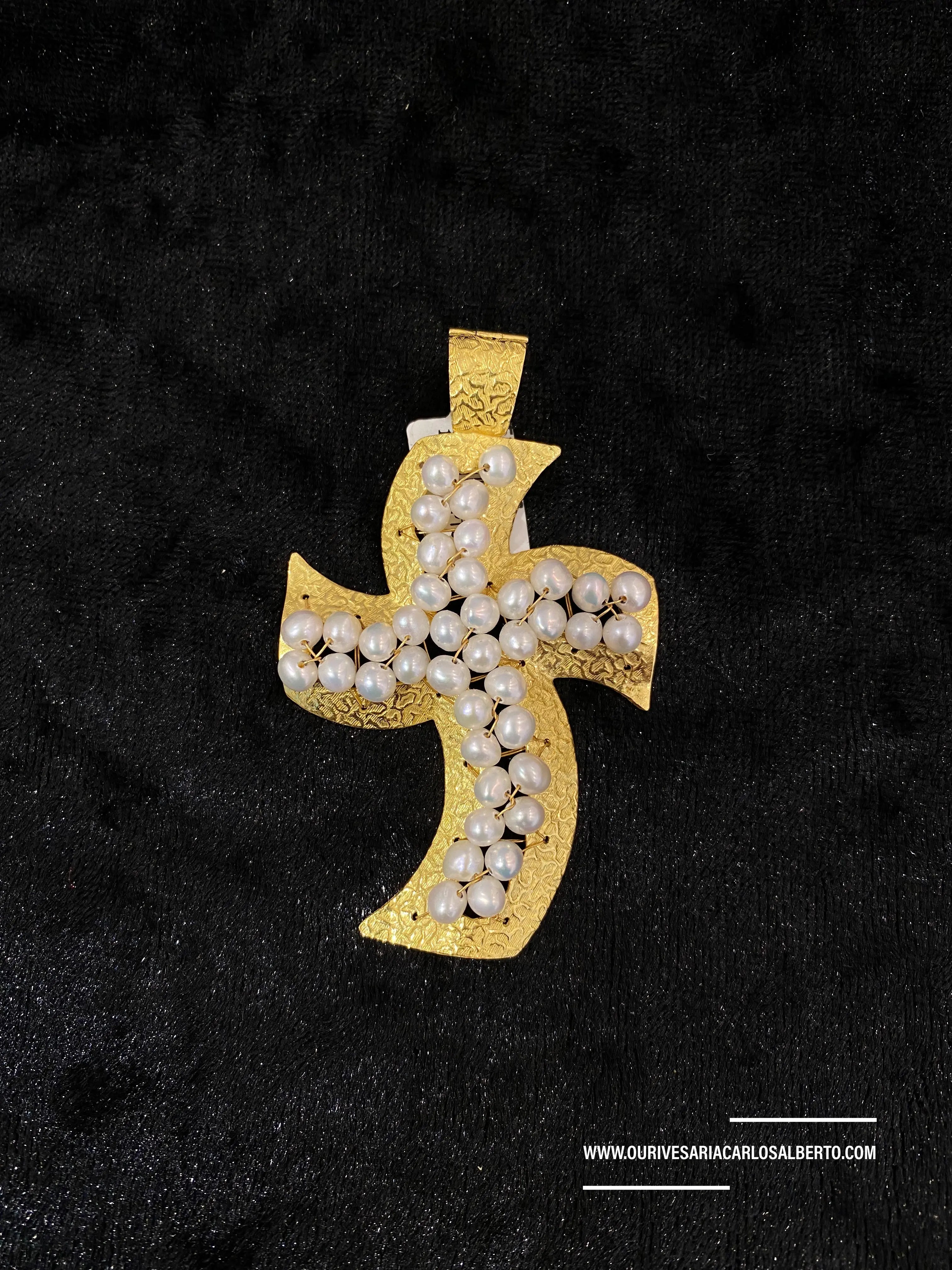 Cruz cinzelada com pérolas Ourivesaria Carlos Alberto