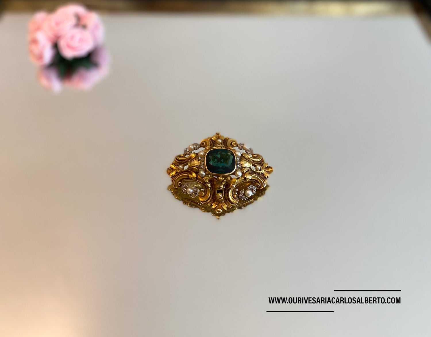 Alfinete de peito trabalhado a ouro e prata com pedra verde ao centro e pequenas pérolas Ourivesaria Carlos Alberto