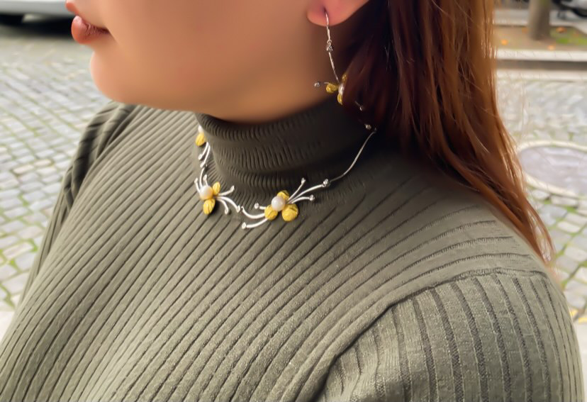 Conjunto em ouro branco com flores em ouro amarelo e pérolas com diamantes Ourivesaria Carlos Alberto