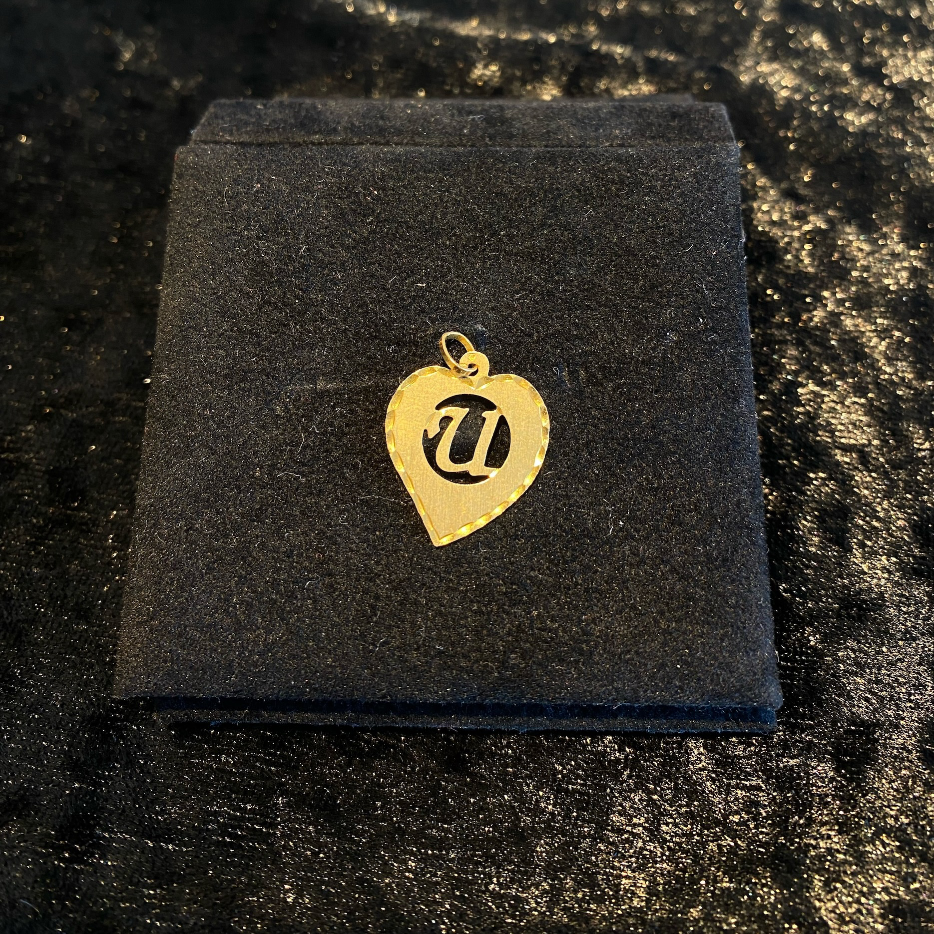 Medalha coração com letra U Ourivesaria Carlos Alberto