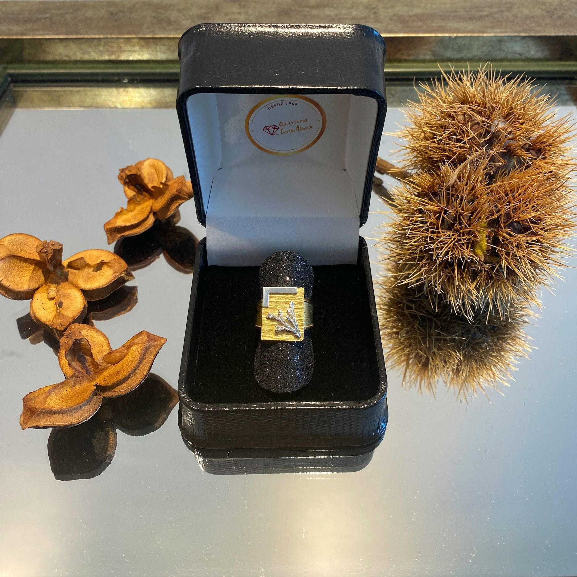 Anel em ouro amarelo com flor em ouro branco Ourivesaria Carlos Alberto