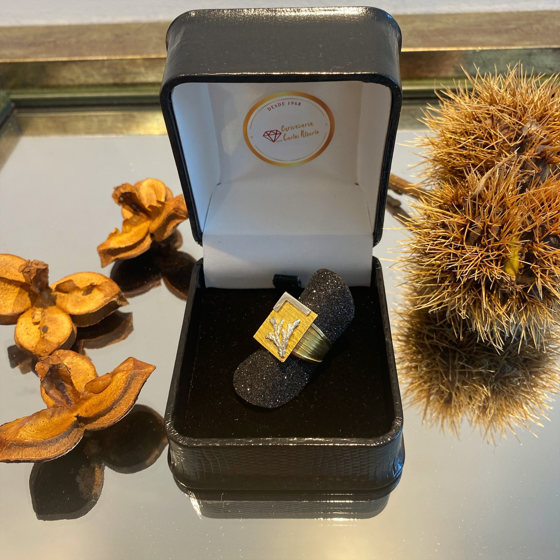 Anel em ouro amarelo com flor em ouro branco Ourivesaria Carlos Alberto