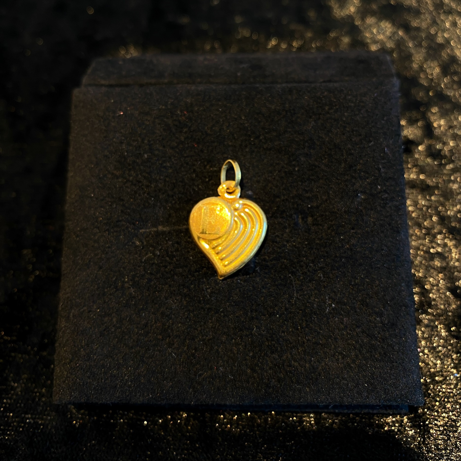 Medalha com letra E Ourivesaria Carlos Alberto