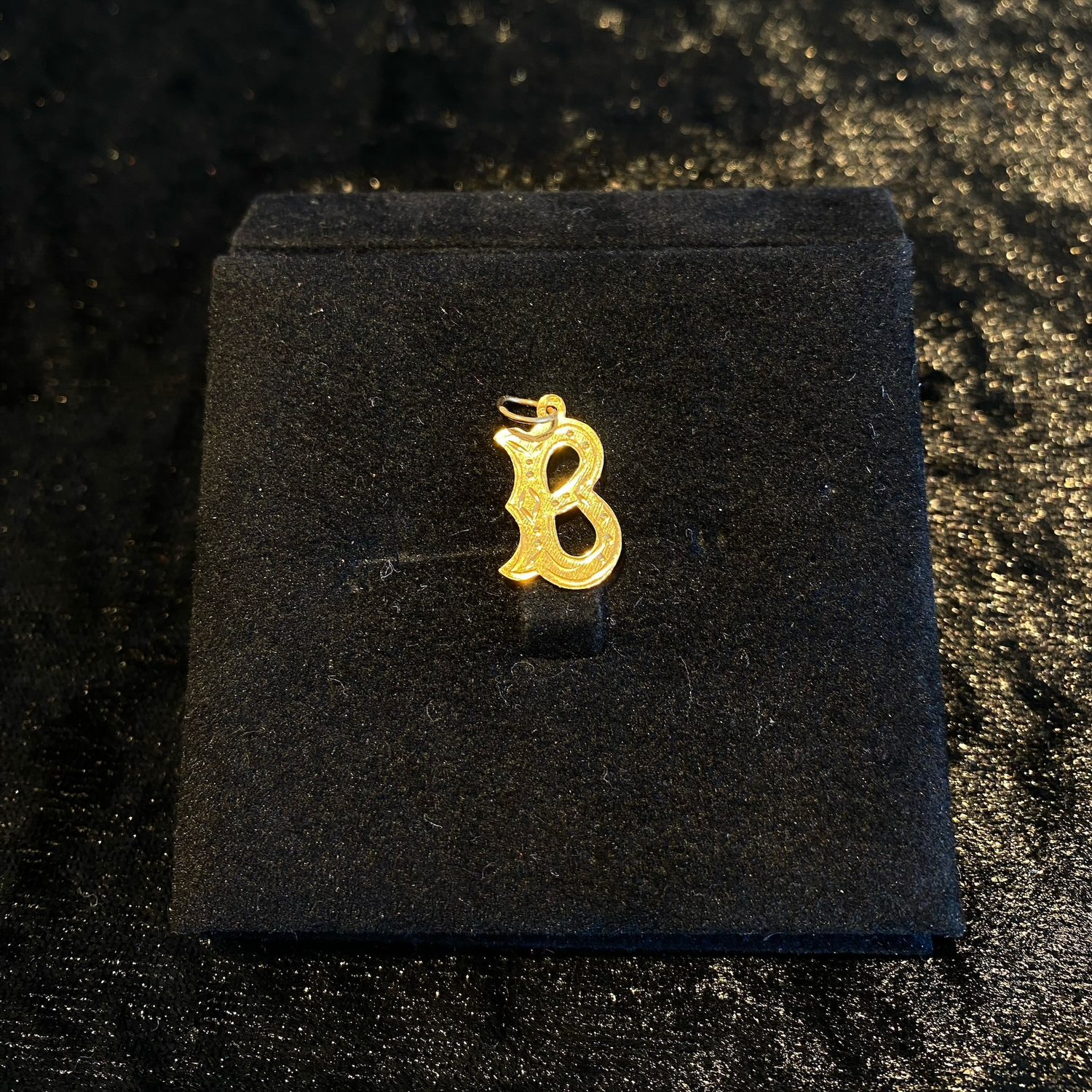 Medalha com letra B Ourivesaria Carlos Alberto