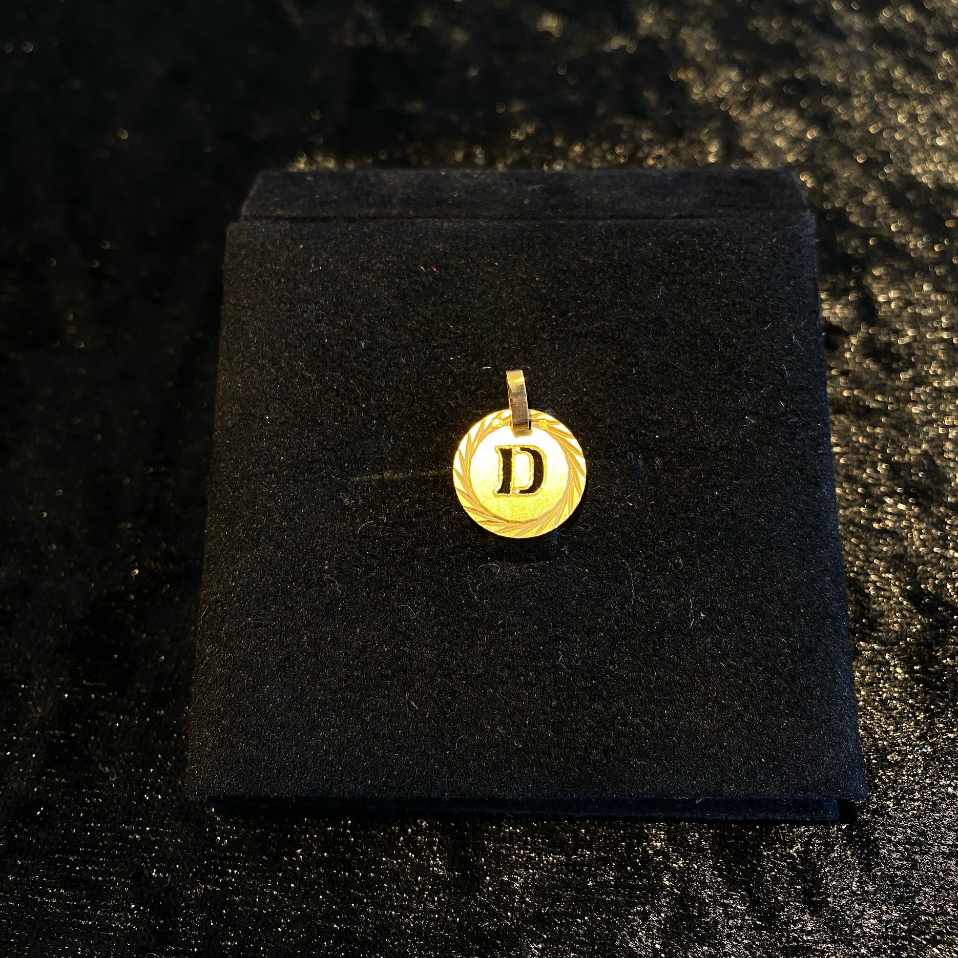 Medalha com letra D Ourivesaria Carlos Alberto