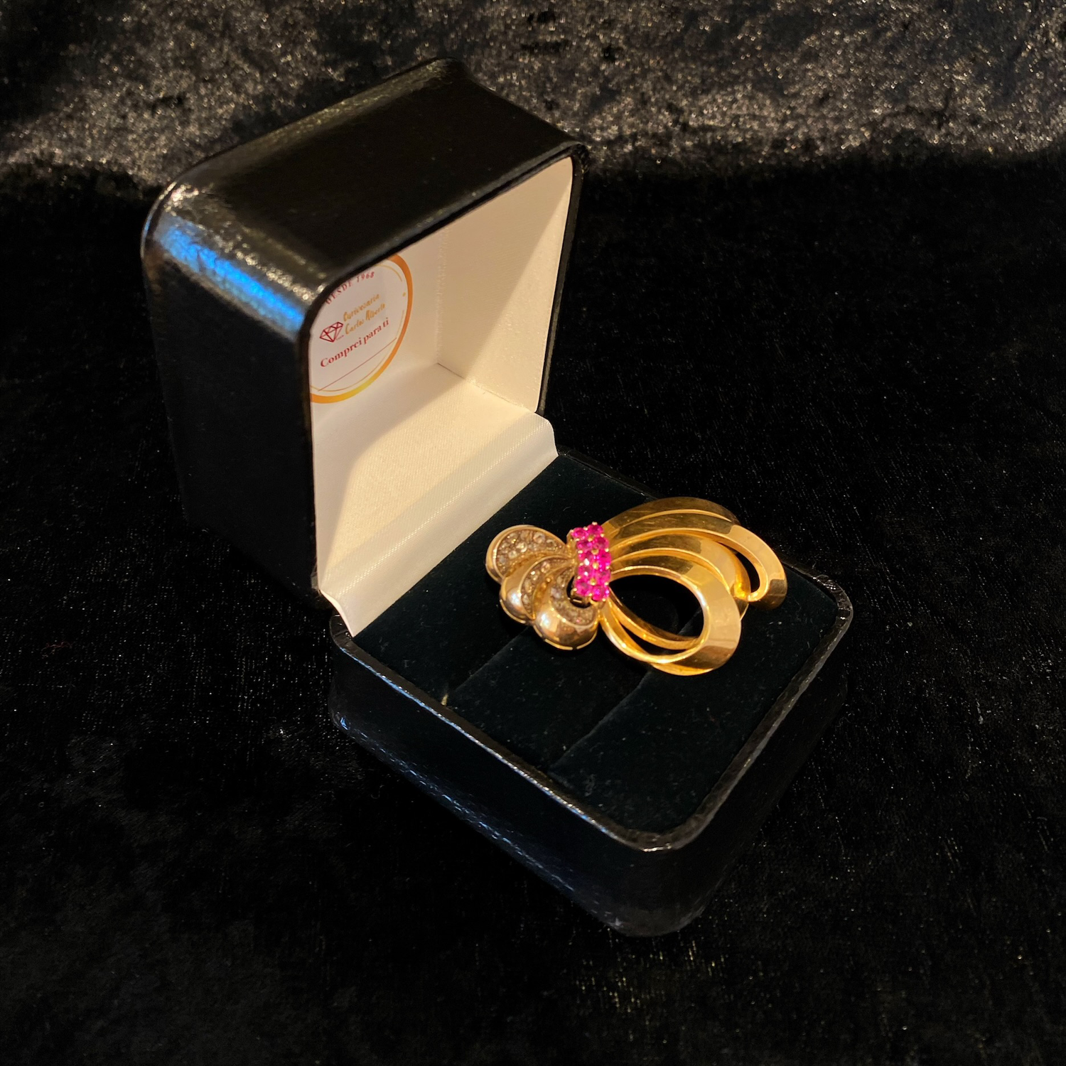Alfinete de peito com diamantes e pedras vermelhas Ourivesaria Carlos Alberto