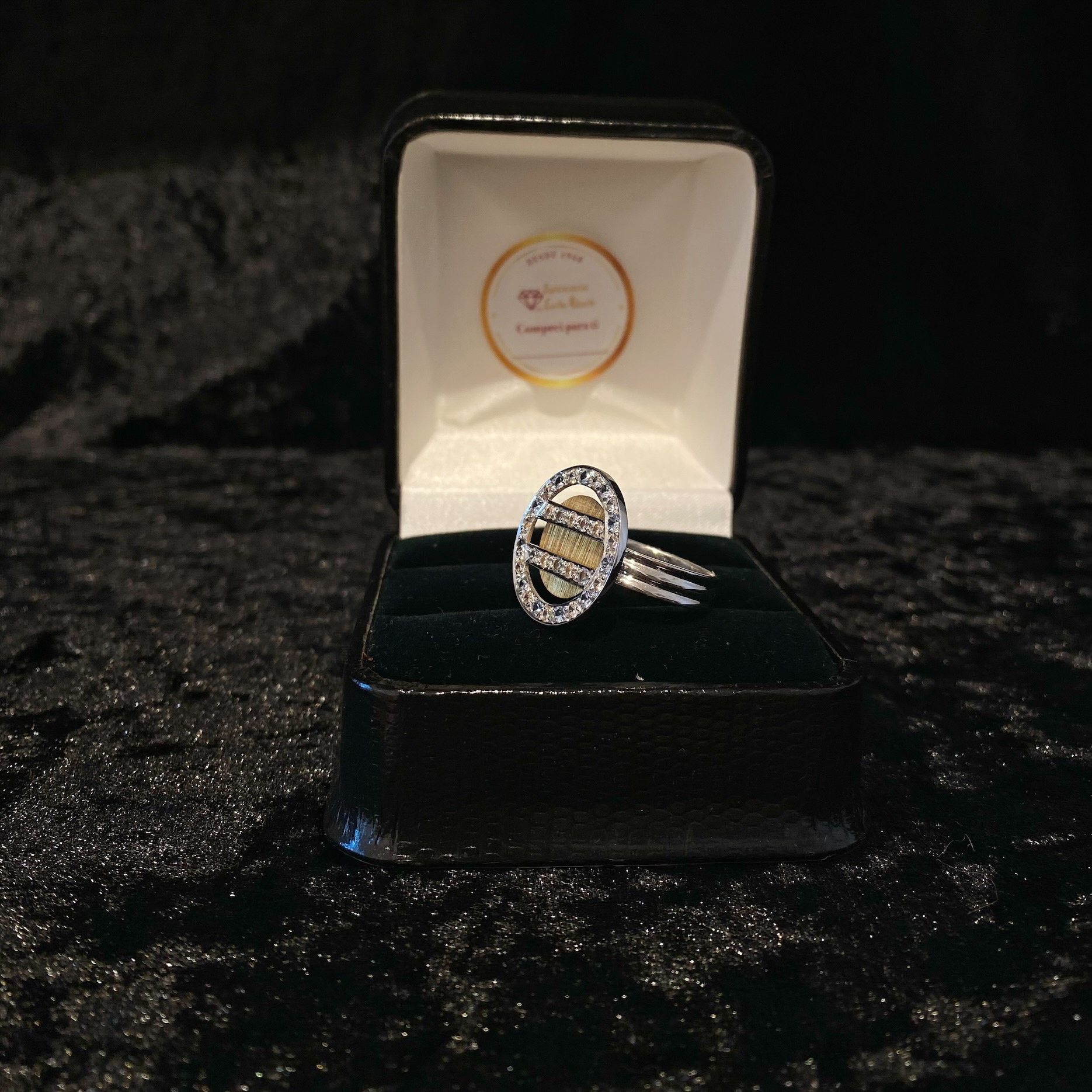 Anel em ouro branco e amarelo com pedras brancas Ourivesaria Carlos Alberto